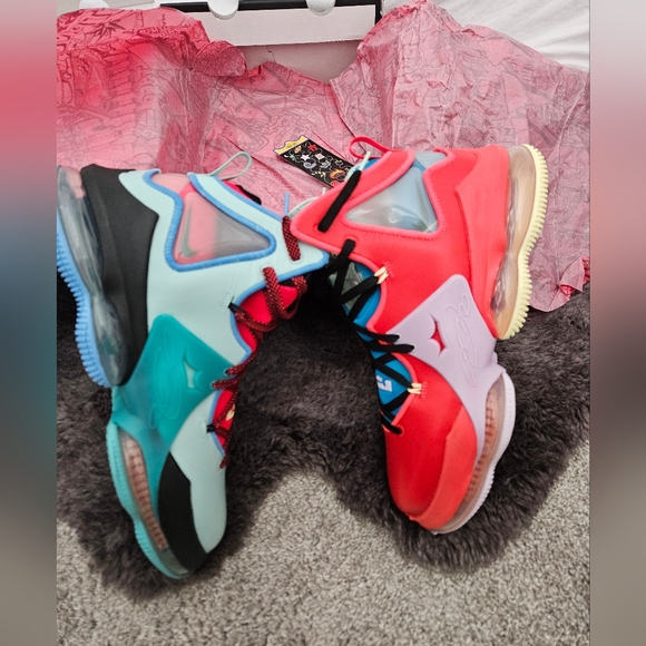 LEBRON XIX ALL LEATHER SZ 13. DS. W/ ORIGINAL BOX - Picture 6 of 11